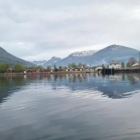 Ved Sjoen Og Fjellene Holiday home Myklebostad (More og Romsdal)