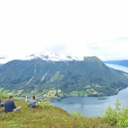 Ved Sjoen Og Fjellene