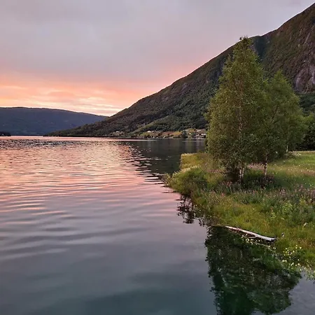 Ved Sjoen Og Fjellene Myklebostad (More og Romsdal)
