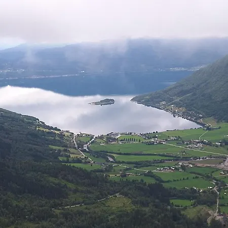 Ved Sjoen Og Fjellene