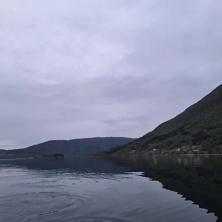 Ved Sjoen Og Fjellene *