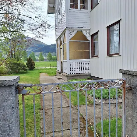 Ved Sjoen Og Fjellene Myklebostad (More og Romsdal)