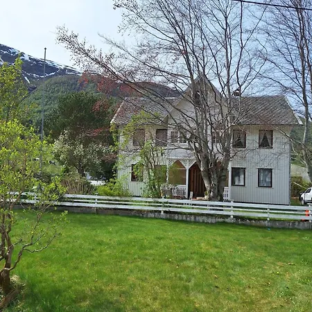 Ved Sjoen Og Fjellene * Myklebostad (More og Romsdal)