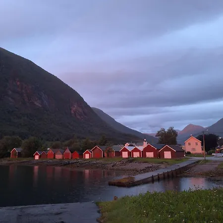 Holiday home Ved Sjoen Og Fjellene Myklebostad (More og Romsdal)