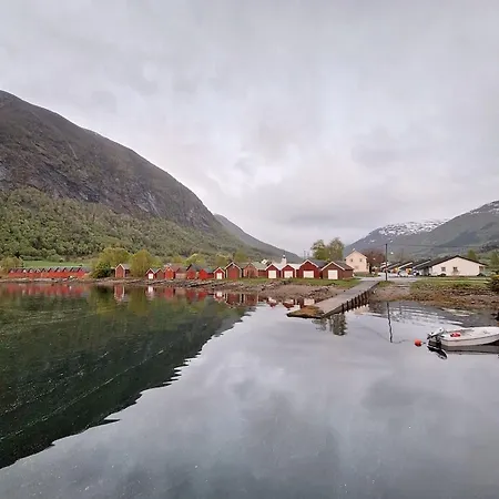 Ved Sjoen Og Fjellene Myklebostad (More og Romsdal)