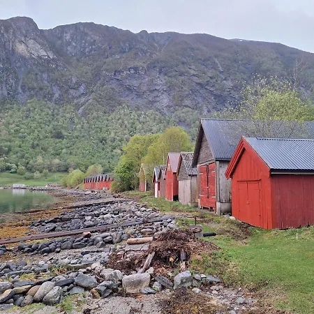Ved Sjoen Og Fjellene *