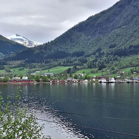 Ved Sjoen Og Fjellene Myklebostad (More og Romsdal)