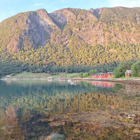 Ved Sjoen Og Fjellene Holiday home