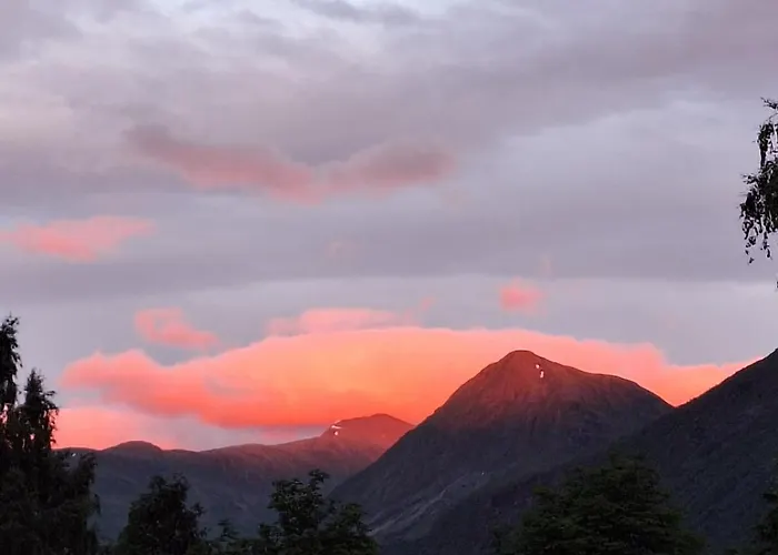 Ved Sjoen Og Fjellene *