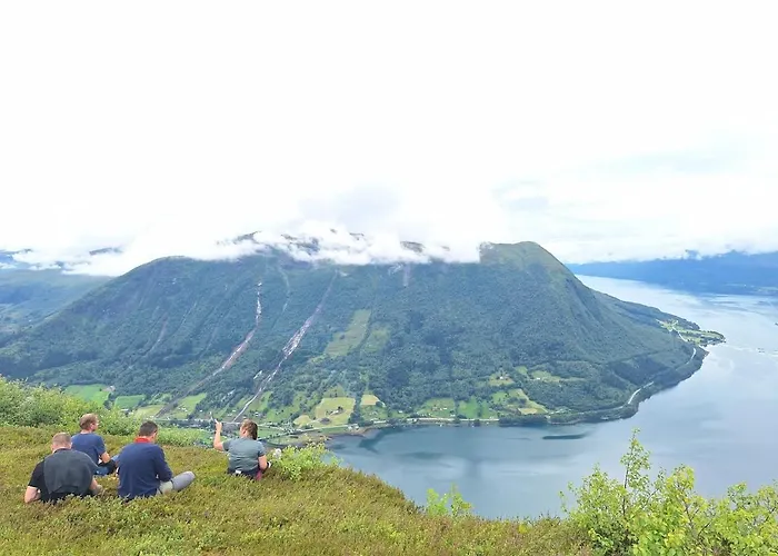 Ved Sjoen Og Fjellene