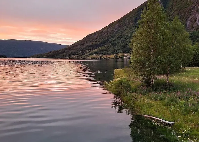 Ved Sjoen Og Fjellene Myklebostad (More og Romsdal)