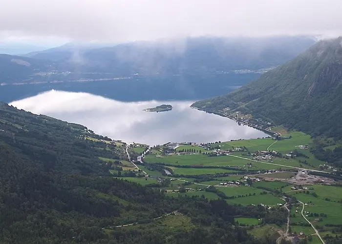Ved Sjoen Og Fjellene