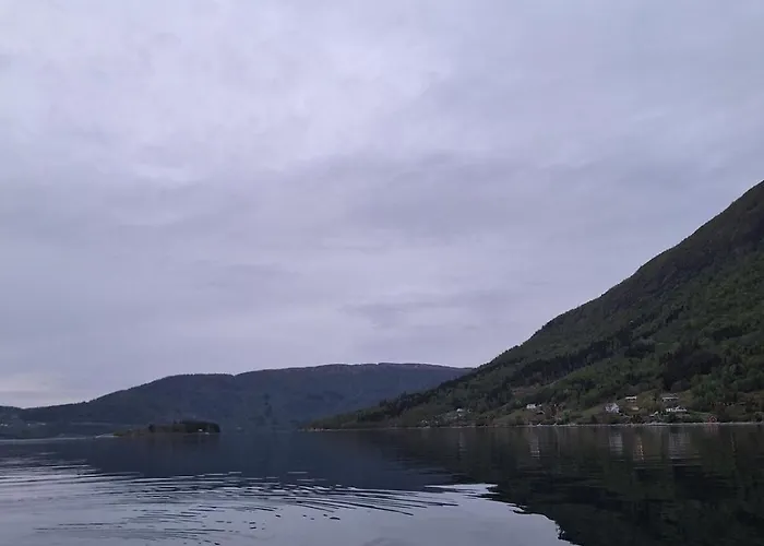 Ved Sjoen Og Fjellene *
