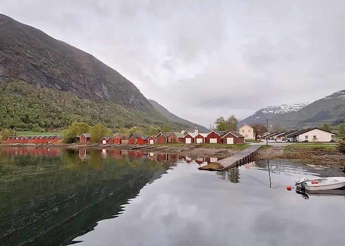 Ved Sjoen Og Fjellene Myklebostad (More og Romsdal)