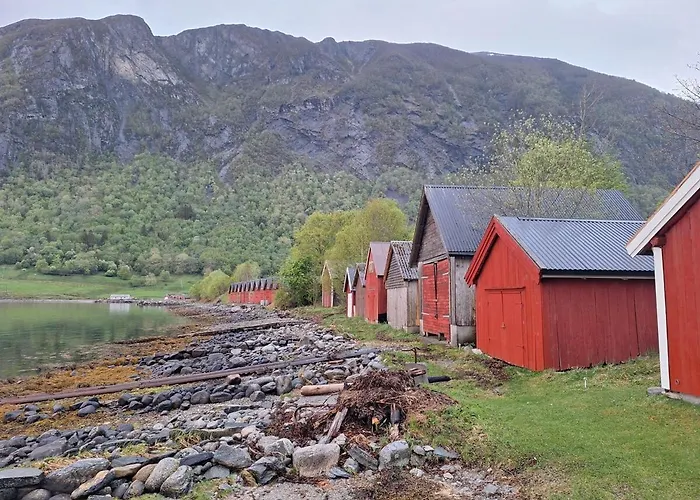 Ved Sjoen Og Fjellene *