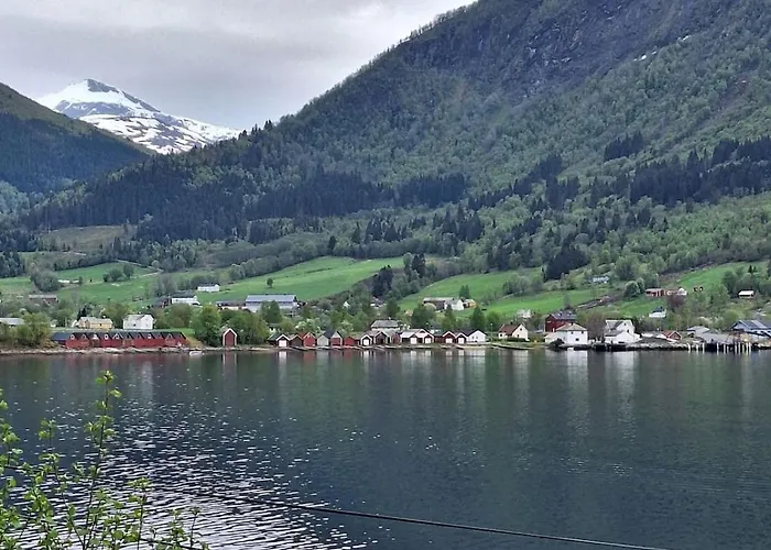 Ved Sjoen Og Fjellene Myklebostad (More og Romsdal)