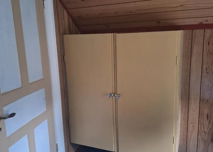 Ved Sjoen Og Fjellene Myklebostad (More og Romsdal)