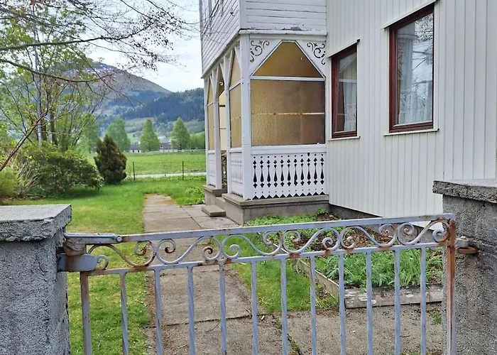 Ved Sjoen Og Fjellene Myklebostad (More og Romsdal)